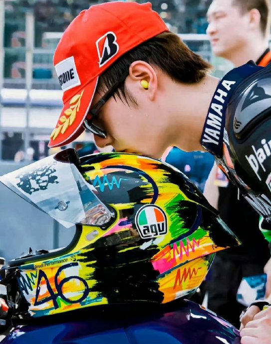 他是新世代影视唱跳全面开花的85号摩托车手