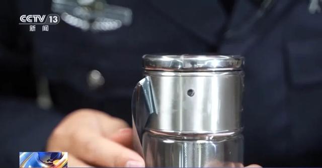 水杯杯盖处藏有针孔摄像头,偷拍后由手机软件接收试卷题目,枪手在外面