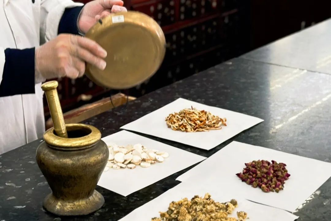 国医节来啦!看小东抓一把中药,服下一帖骄傲