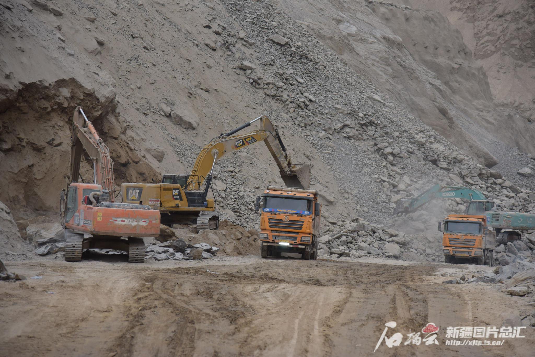 　3月5日，位于和田县喀什塔什乡境内的玉龙喀什水利枢纽工程建设现场。张亚辉 摄