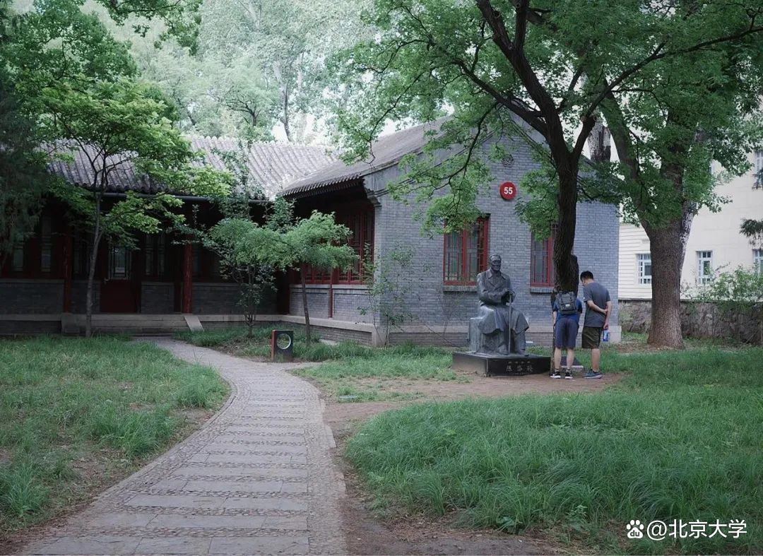 转年春节,学者钱文忠随老师季羡林到陈家拜年,看到年近80的季羡林身板