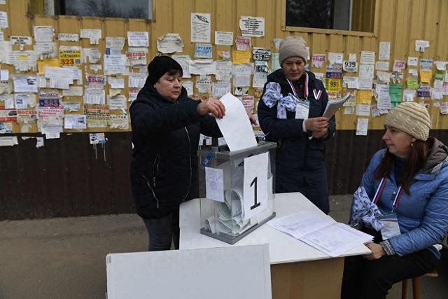 当地时间2024年3月13日，顿涅茨克地区马里乌波尔，市民在俄罗斯总统选举提前投票中投票。视觉中国 图