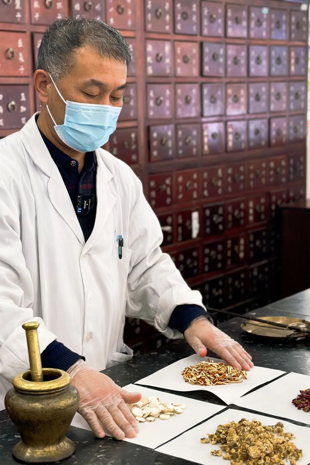 打包好交到顾客手上然后核对所配药物配好每一服药店员会根据医生开具