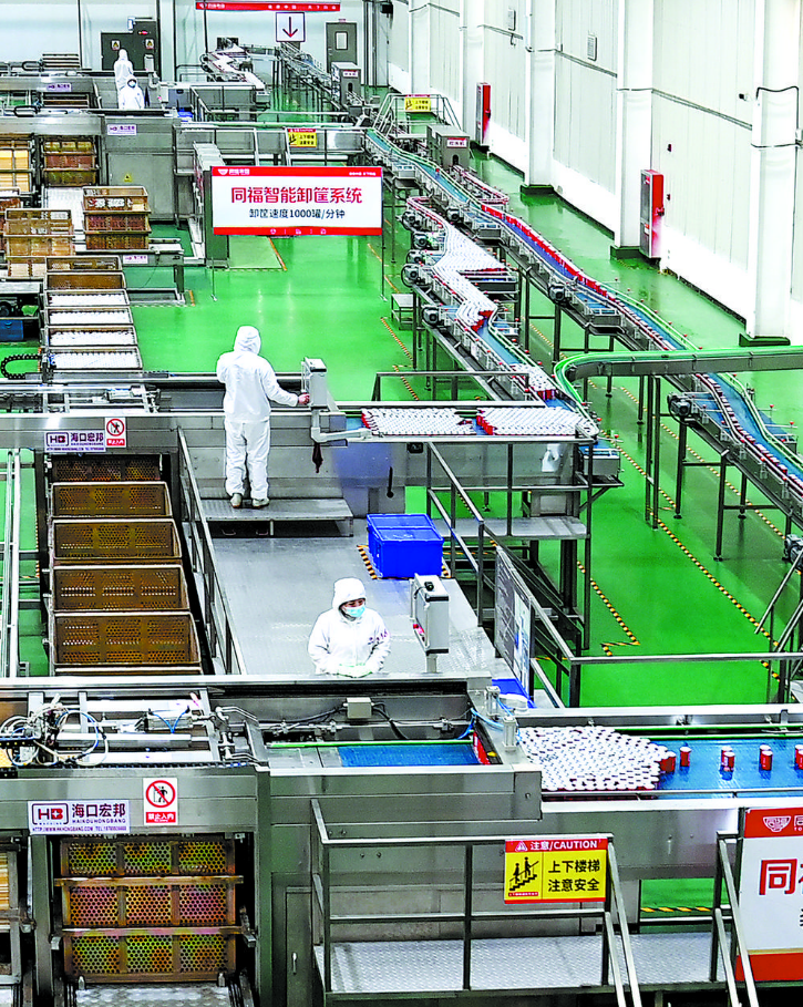 在石家庄市栾城区华泉罐头生产车间,工人调试新安装的工业机器人.