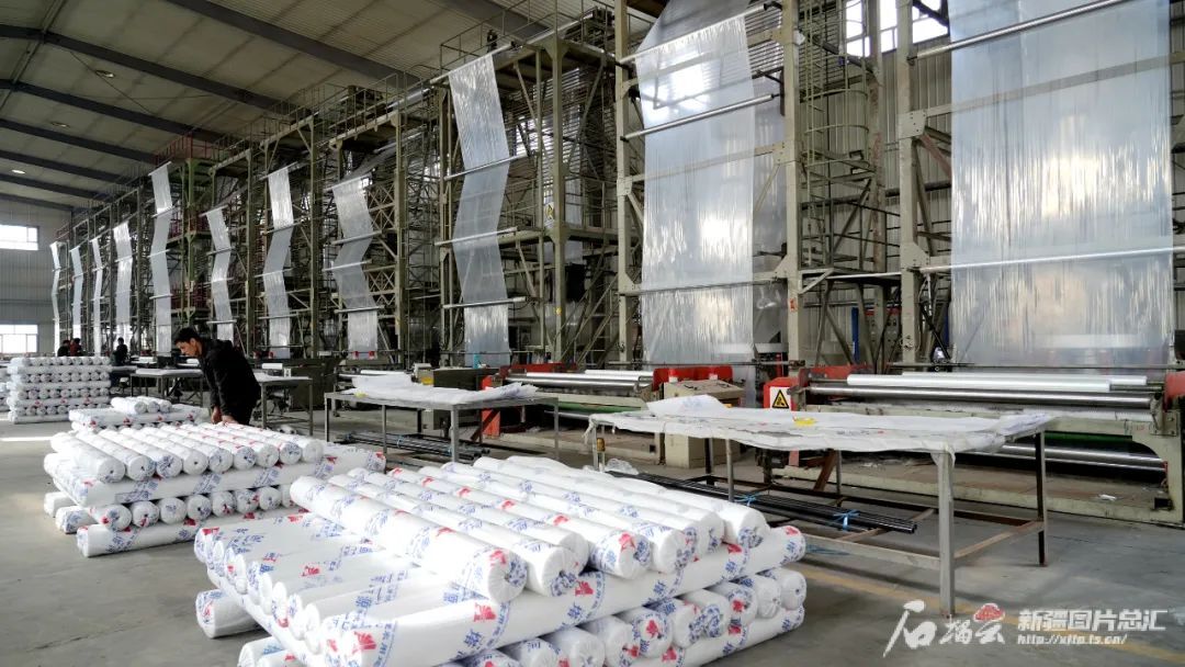 　3月11日，在位于温宿县的阿克苏和鑫塑化有限责任公司生产车间内，员工正在摆放生产好的农用地膜。温宿县融媒体中心供图
