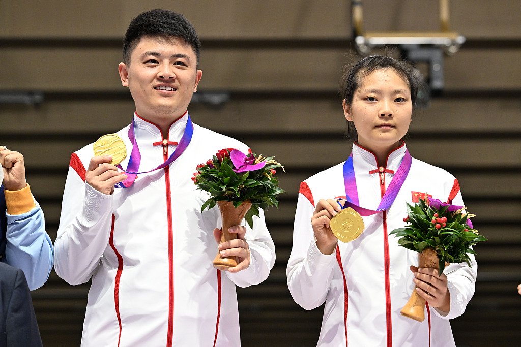 张博文（左）去年在杭州亚运会夺金。