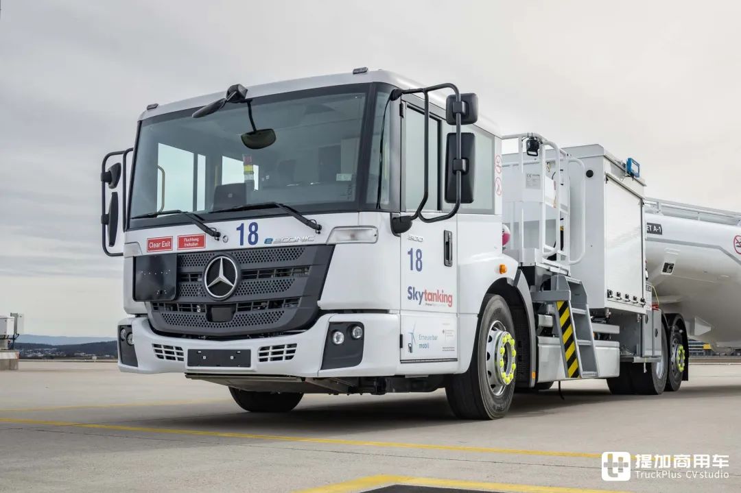 飞机加油车你见过吗还是纯电动低入口卡车奔驰eeconic飞机加油车实拍