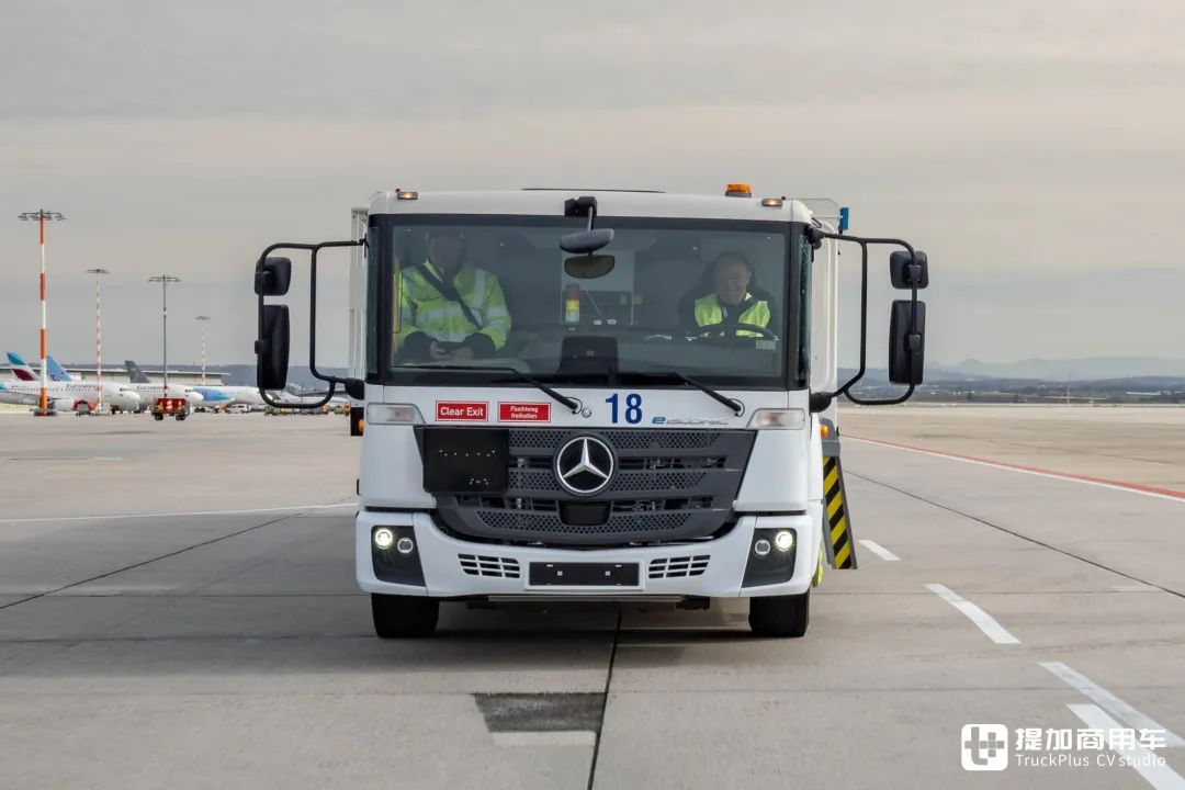 飞机加油车你见过吗还是纯电动低入口卡车奔驰eeconic飞机加油车实拍