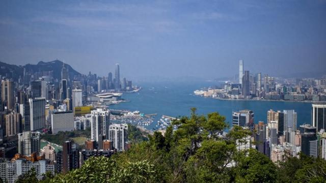 香港特区行政长官李家超18日在香港礼宾府与广东省省长王伟中会面,就