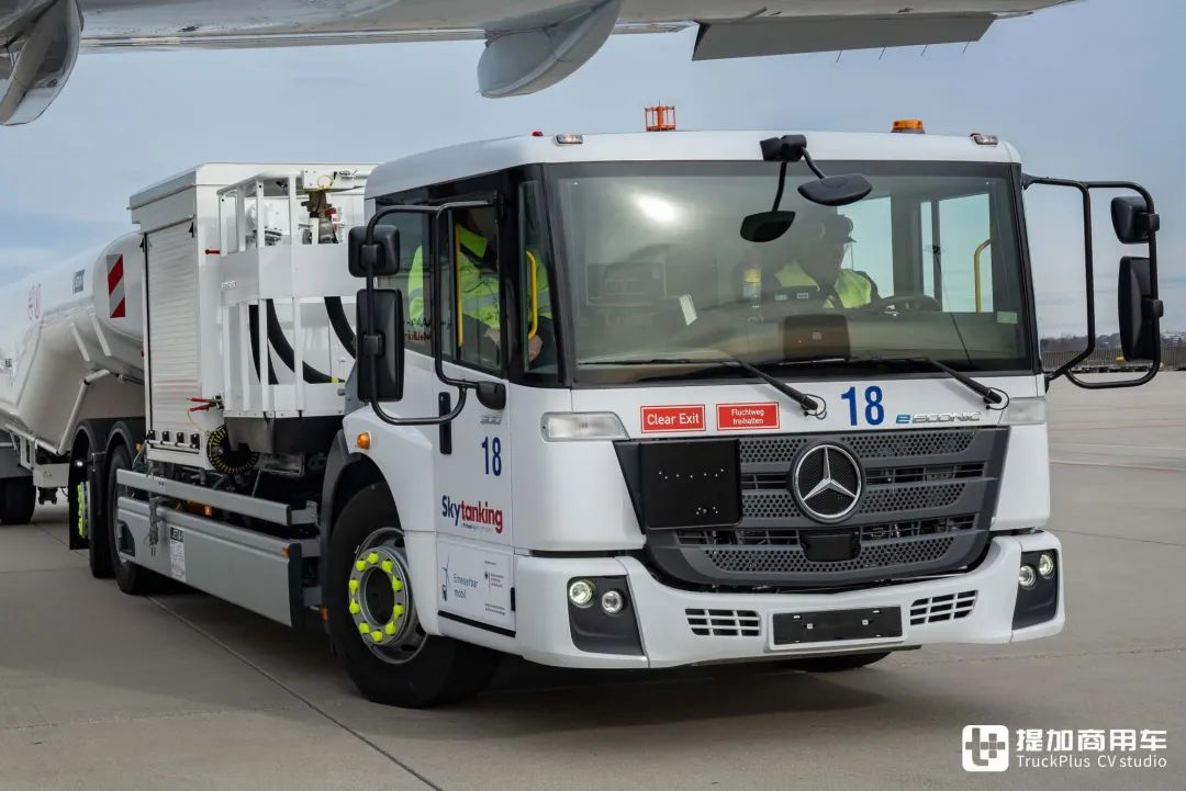 飞机加油车你见过吗还是纯电动低入口卡车奔驰eeconic飞机加油车实拍