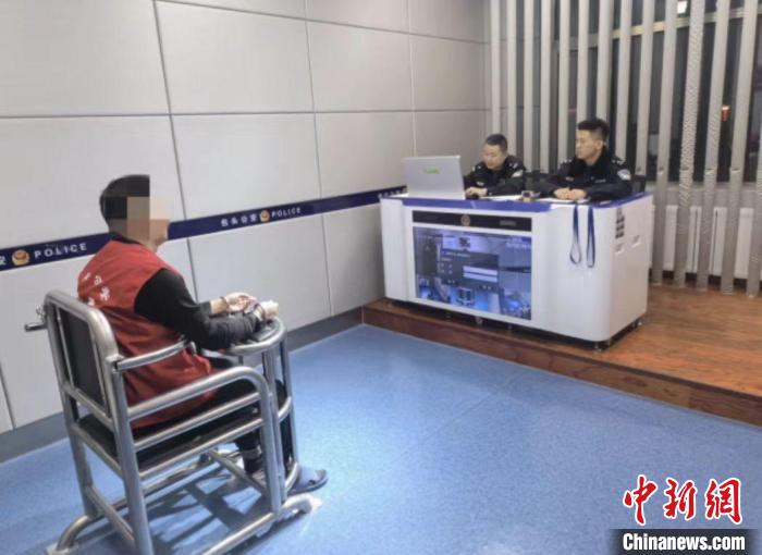 图为审讯现场.包头市公安局供图