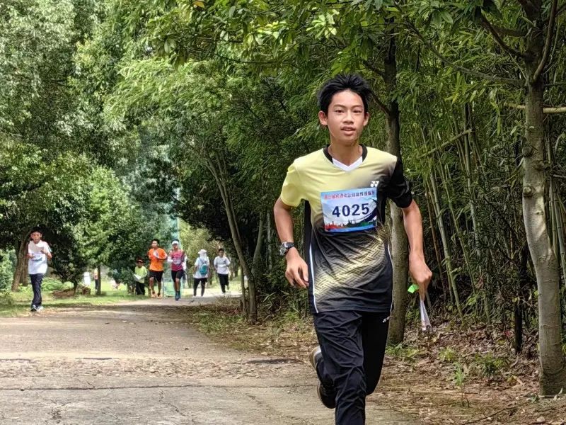 参加定向越野比赛中.