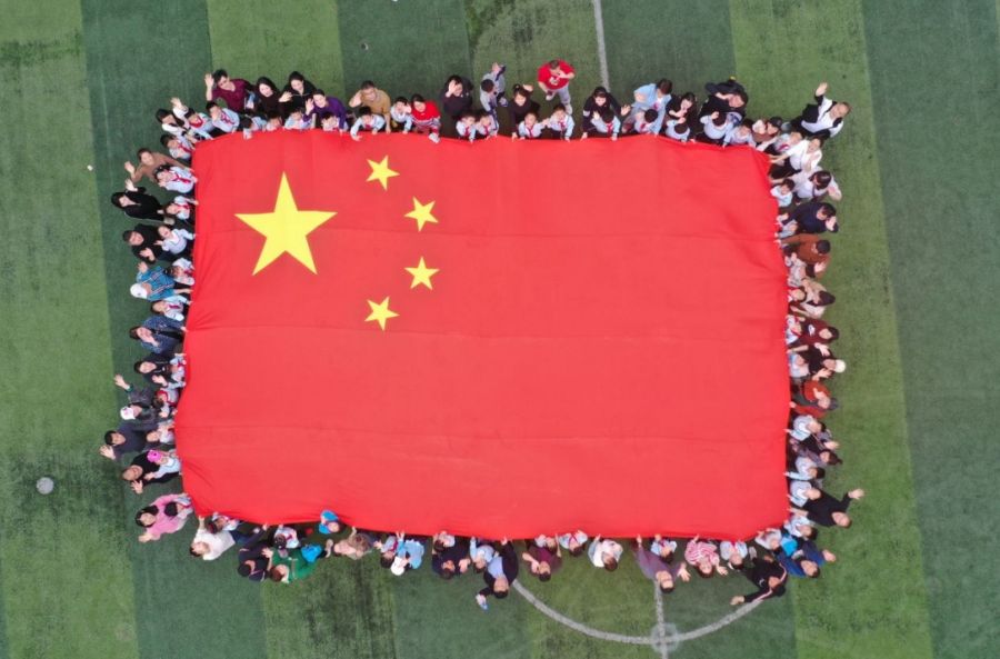 师生们和家长与国旗合影.