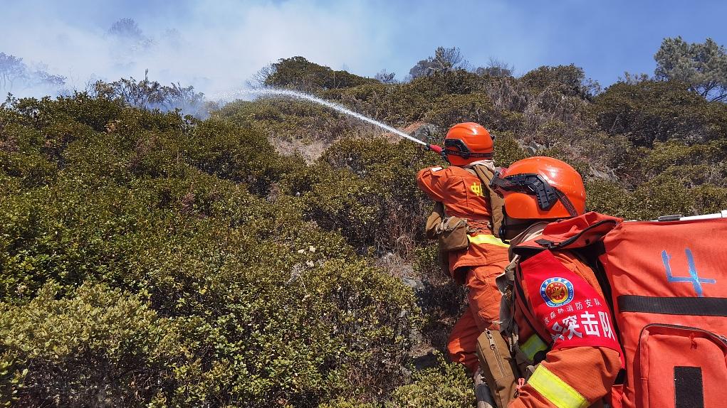 2024年3月17日,四川甘孜,康定市沙德镇俄巴绒村,消防人员赶赴火场进行