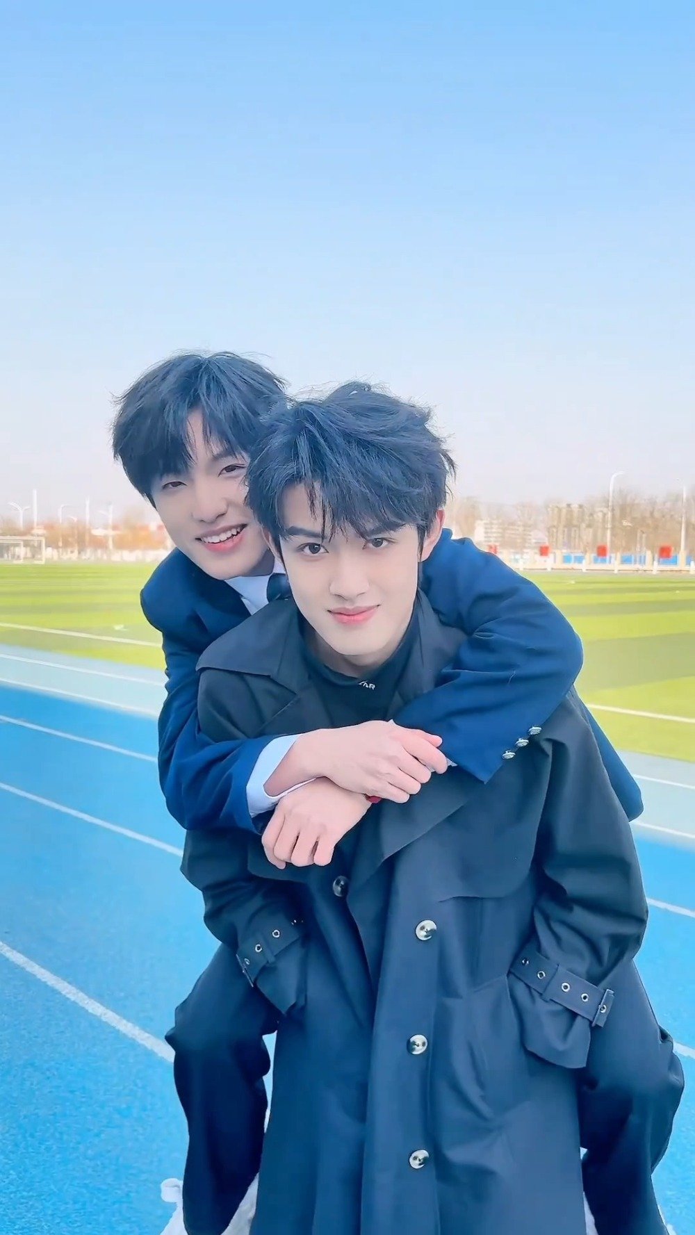 TF家族三代张泽禹--张极 苏新皓--穆祉丞 张峻豪--余宇涵 小剧场《You need a hug》_新浪新闻