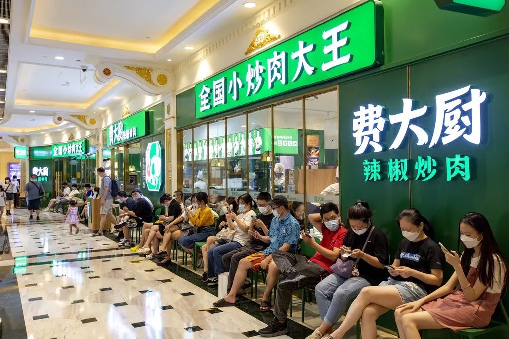 当食物越来越像流水线上的工业成品,费大厨所代表的某种慢工出细活的