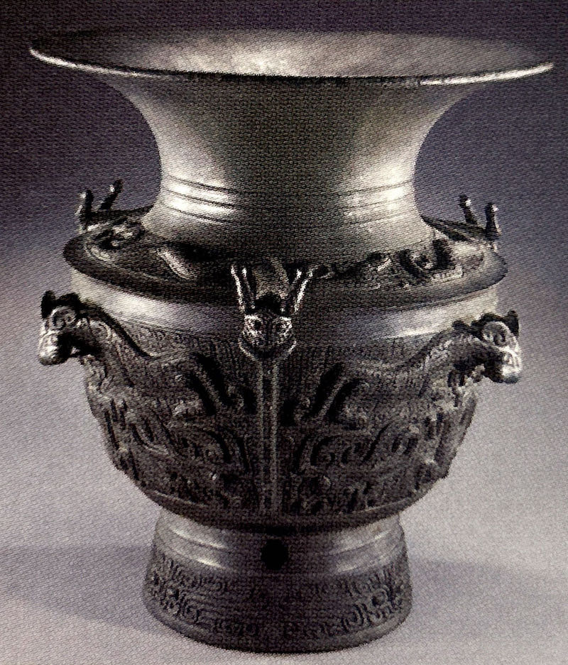 图40 三星堆遗址一号祭祀坑出土的龙虎尊图39 河南安阳侯家庄西北岗m