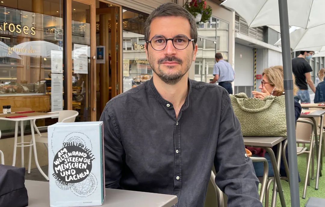 《人坐在世界的边缘,笑》:"我任意打开一扇扇门