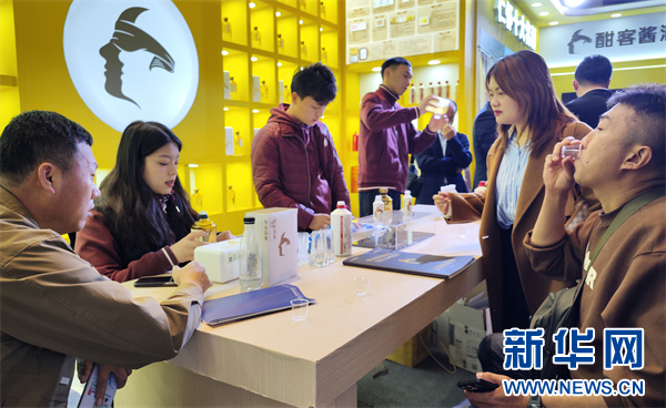 3月18日,客商在糖酒会遵义名优白酒展区品鉴白酒.新华网 卢志佳 摄