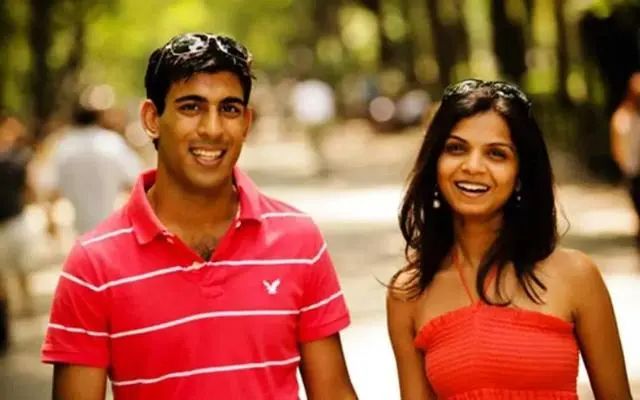 也正是在斯坦福念书期间,他遇到了自己的真命天女——阿克沙塔·穆尔