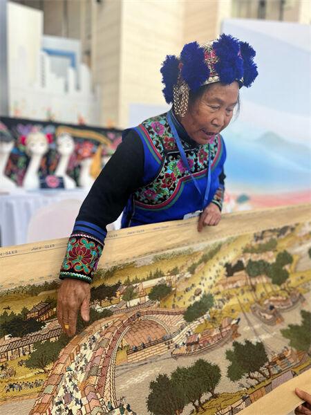 中共武定县委常委,县委宣传部部长李晓萍介绍,武定通过成立武定县彝绣