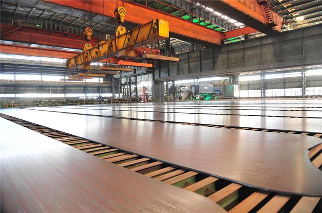 包钢集团钢板材生产线和产品。
