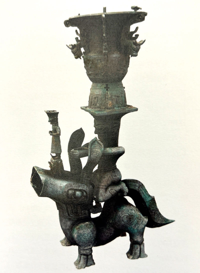 图44 三星堆遗址三号祭祀坑出土的青铜顶尊跪坐人像