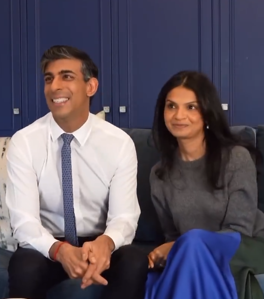 英国首相里希·苏纳克和妻子阿克沙塔·穆蒂面对主持人问及的一系列