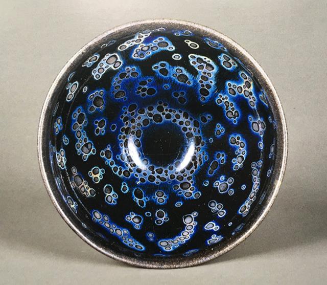 图6 宋 建窑曜变天目茶盏(日本静嘉堂文库美术馆藏)