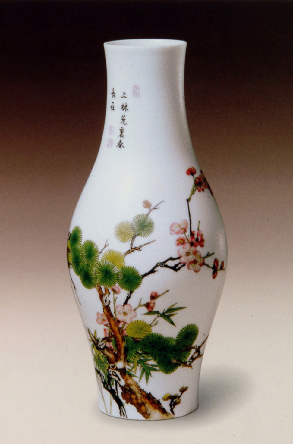 图11 清雍正 珐琅彩岁寒三友图瓶(故宫博物院藏)