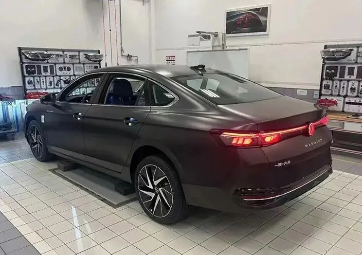 全新一代大众迈腾实车谍照科技感提升