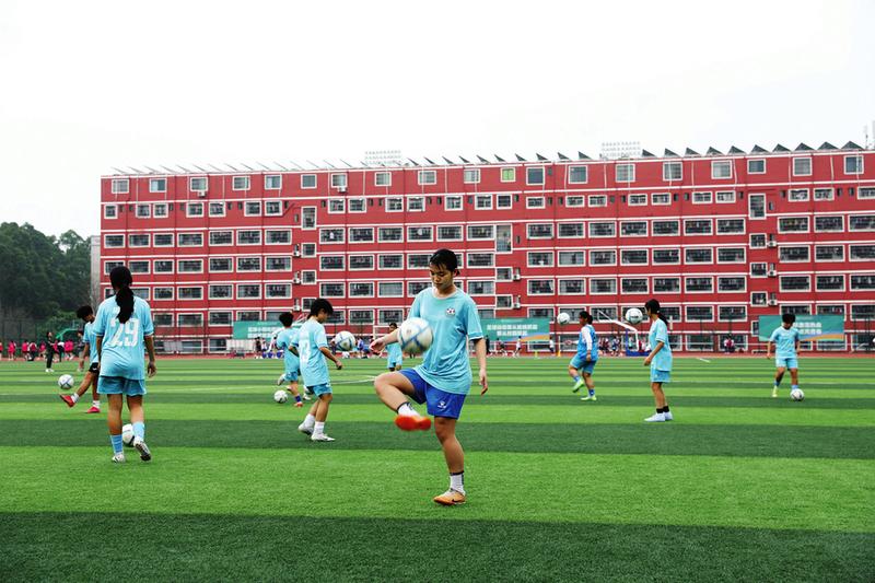 南宁市良庆区琼林学校女足队员在训练.