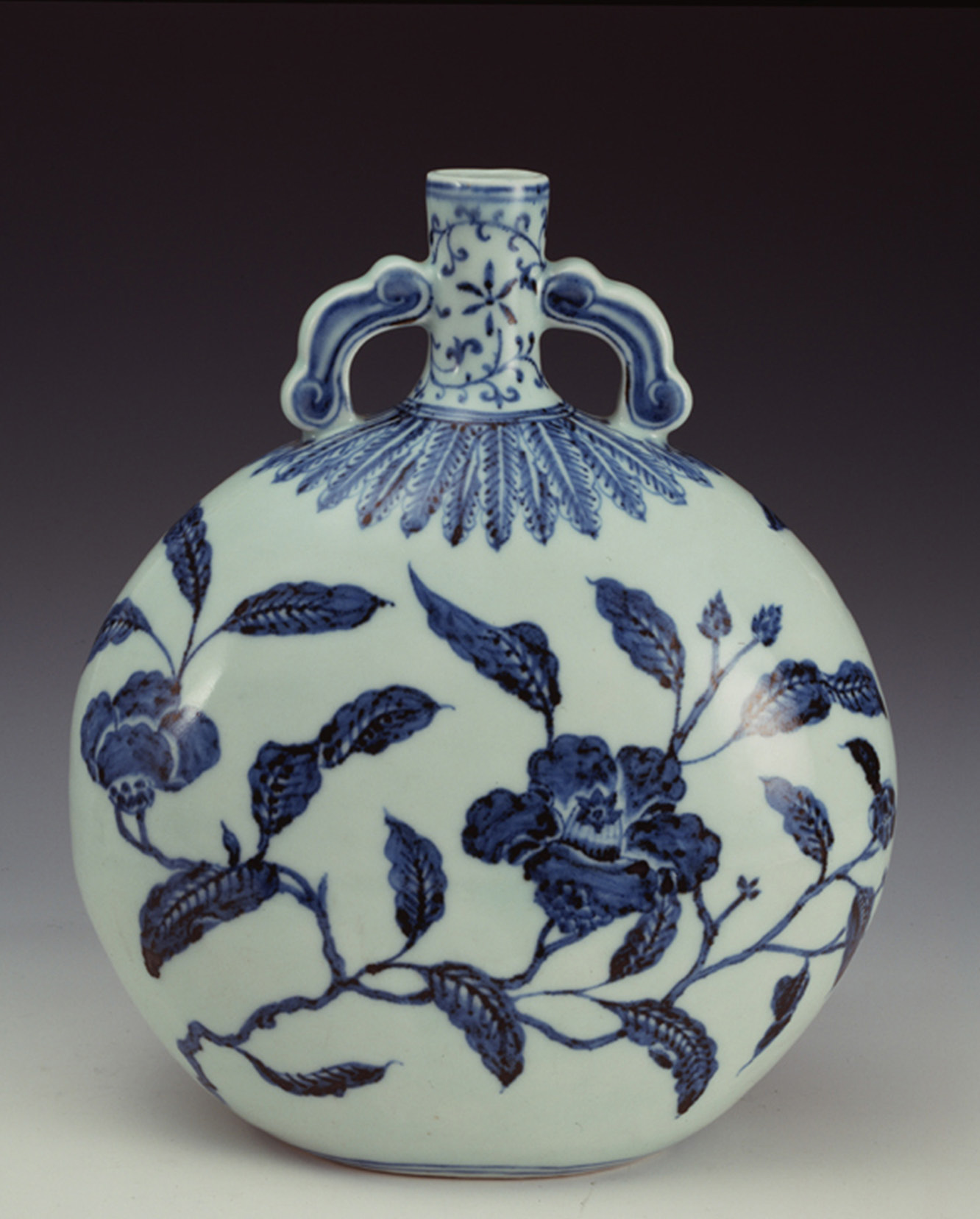 图9 明 永乐青花茶花纹扁瓶(上海博物馆藏)