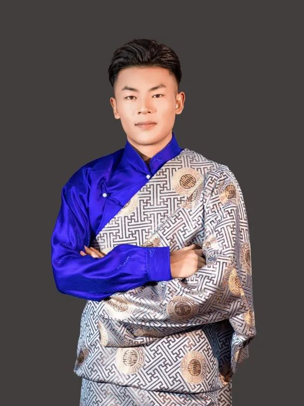 贡旦平措王炎冰拉巴平措旦增多吉分享会由王瑞,贡旦平措主持,由王炎冰