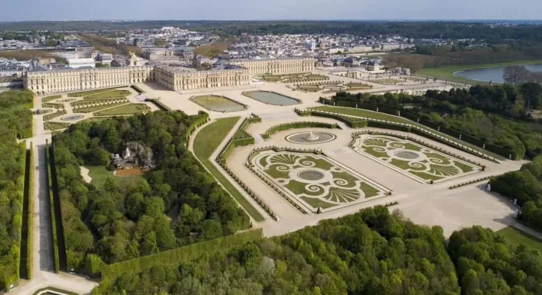 鸟瞰凡尔赛宫的园林 © château de Versailles / © T. Garnier