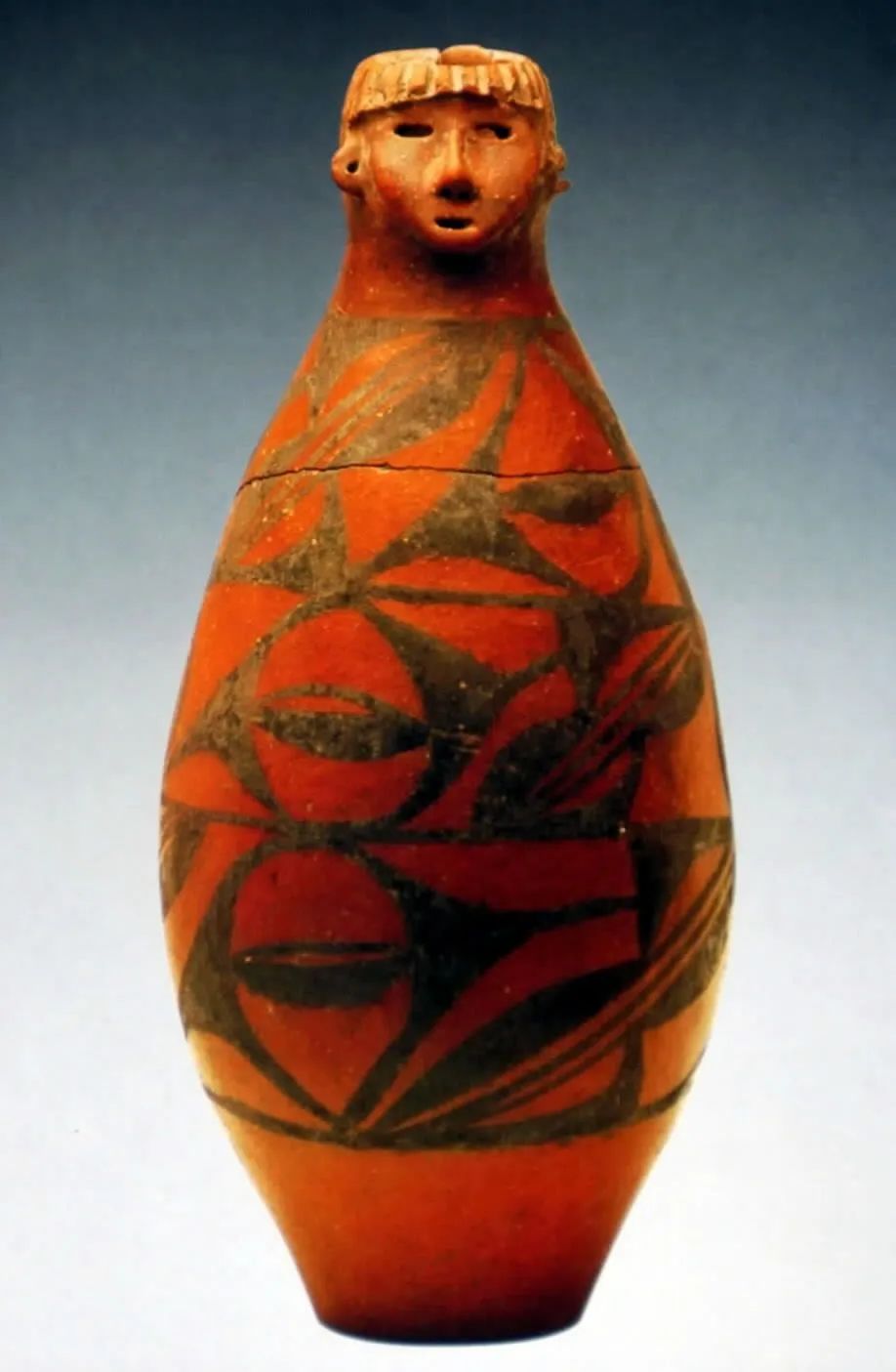 甘肃省秦安县大地湾二期文化出土的人头型器口彩陶瓶.