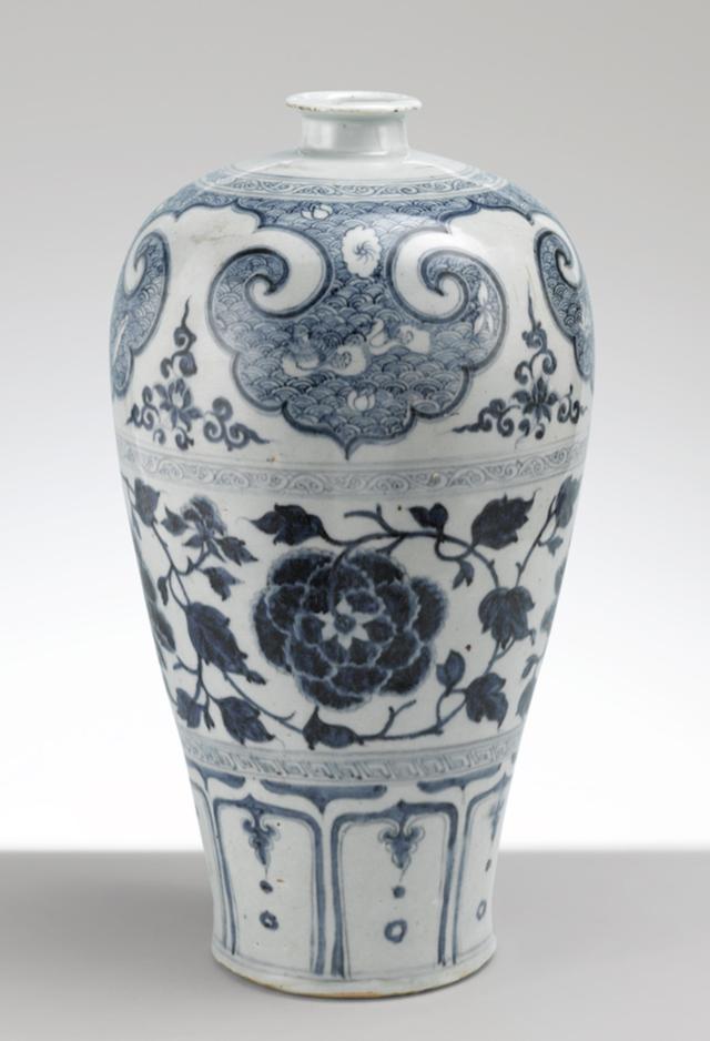 图8 元 青花瓶(上海博物馆藏)图9 明 永乐青花茶花纹扁瓶(上海博物馆