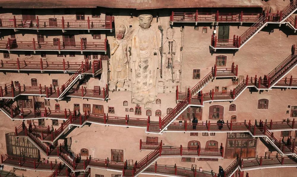 2019年12月26日,游客在麦积山石窟参观游览(无人机拍摄).