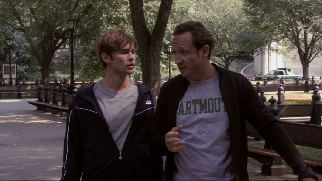 美剧《绯闻女孩》里,nate父亲身穿达特茅斯字样的t恤不然你说为啥