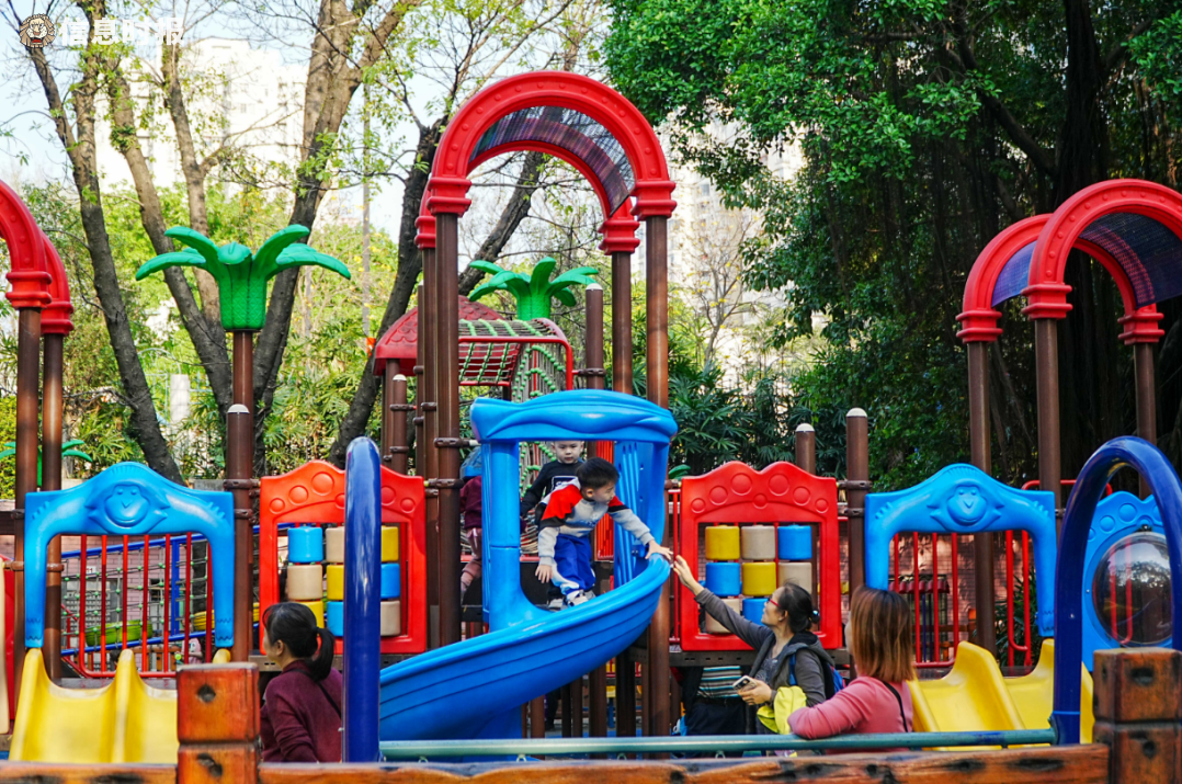 这里除了是孩子们的游乐场,同时也是广州许多年轻人拍照打卡的网红点.