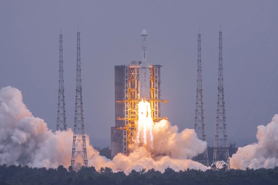 由于月球始终有一面背对地球,着陆在月球背面的探测器受到月球自身的