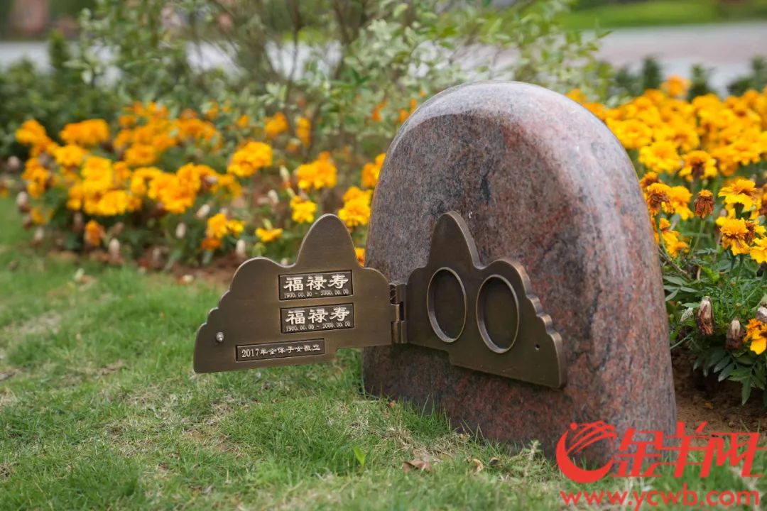 在正果万安园,草坪葬,花坛葬等节地生态葬的设计形态多元