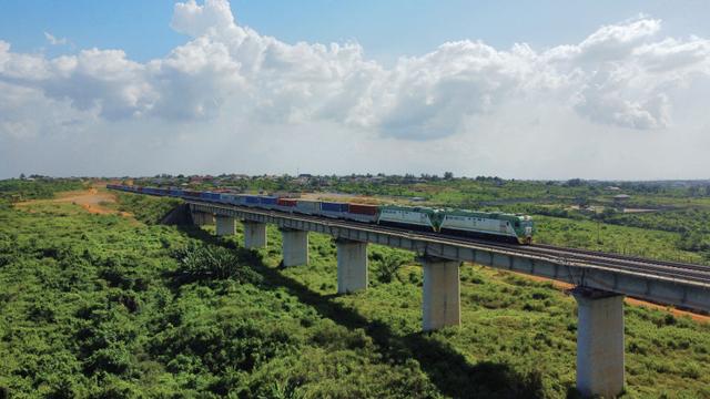 2023年12月5日，中国企业承建的拉伊铁路货运列车行驶在尼日利亚奥贡州。新华社发（兰元洪摄）