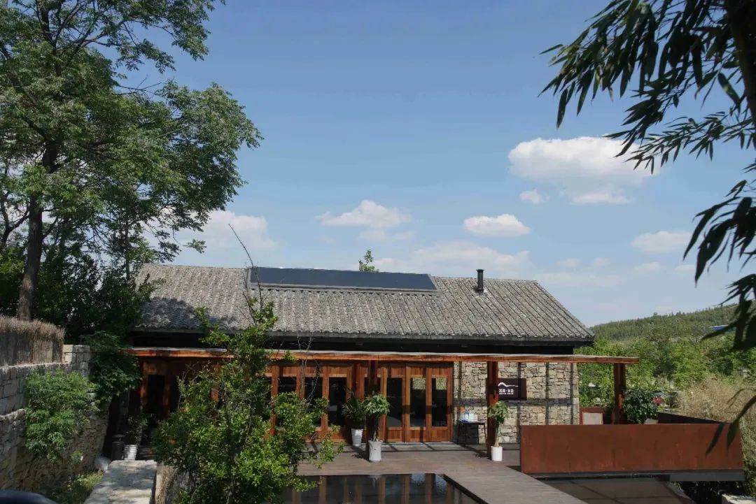 朴宿·龙湾良舍民宿位于济宁市泗水县等闲谷艺术小镇内,是集高端旅宿