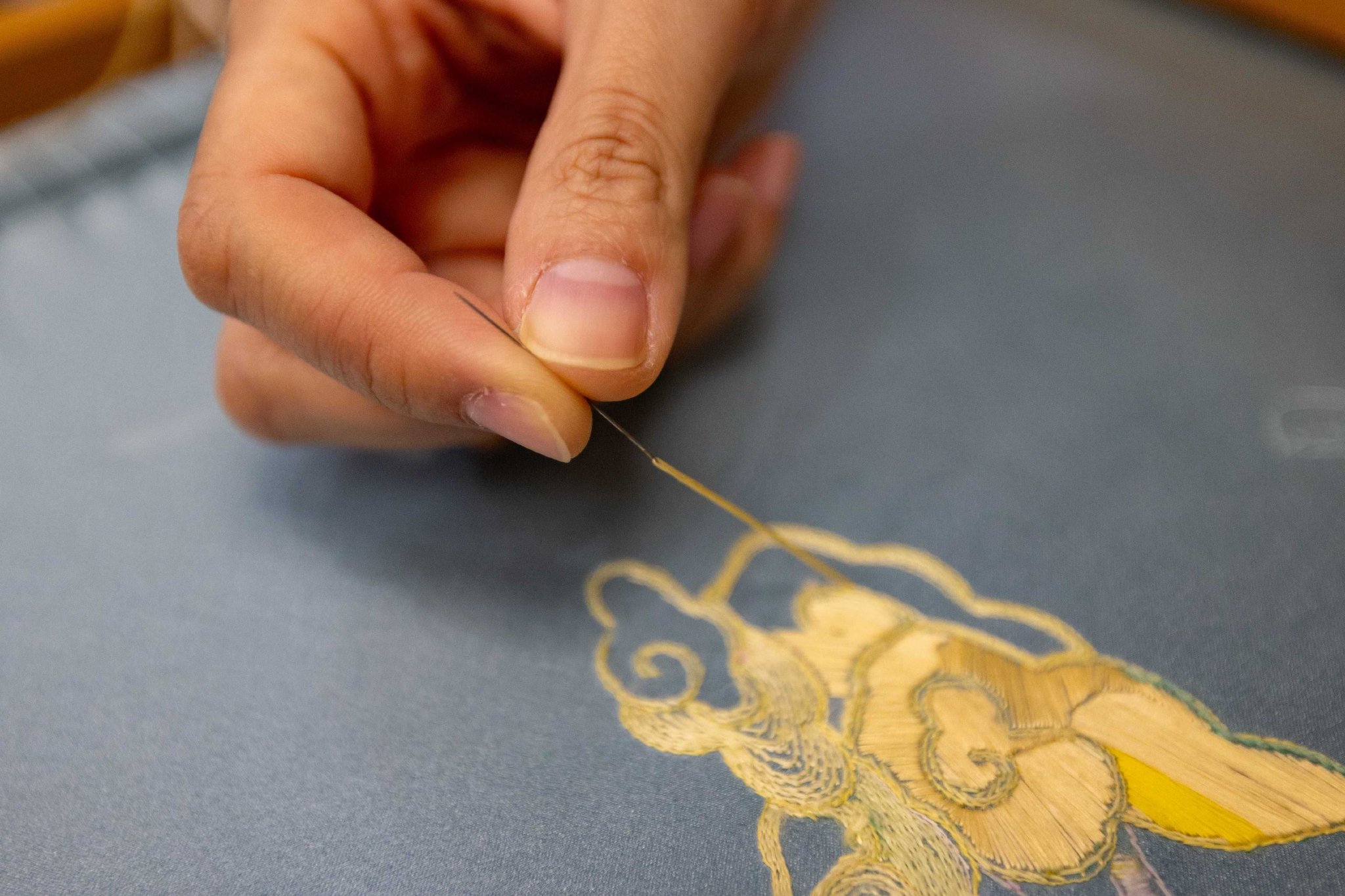 不仅是图纹,何洪杰在针法,用料上也有所创新.