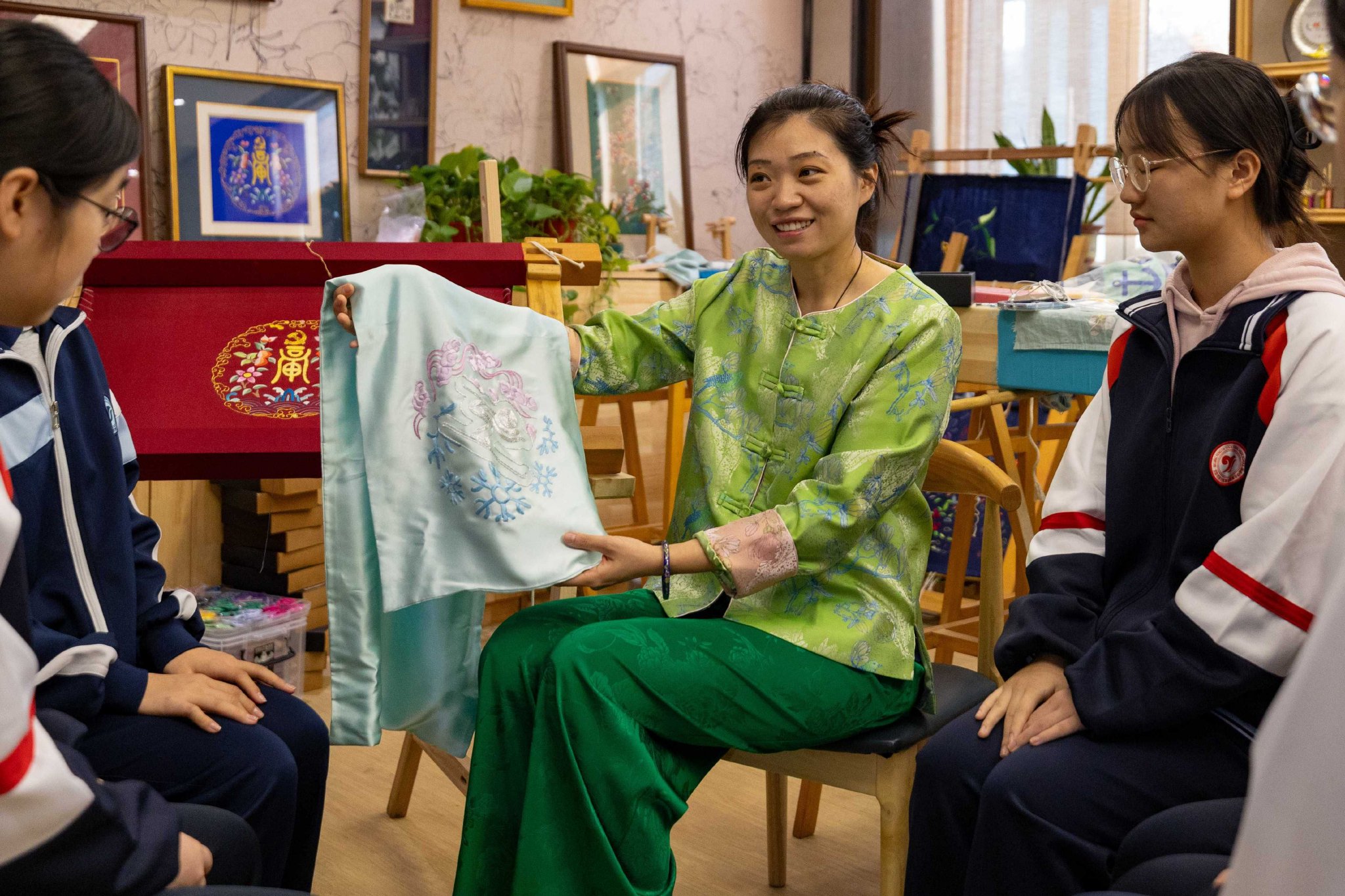 京绣代表性传承人何洪杰:以画入绣 织就绮丽山河