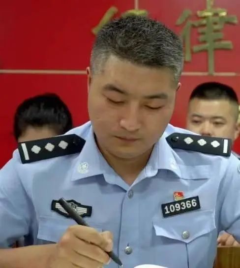 四川一90后"白发所长"火了!本人回应走红|派出所_新浪财经_新浪网