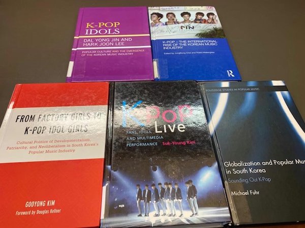 加州大学伯克利分校音乐系图书馆里收藏的五本K-pop著作封面