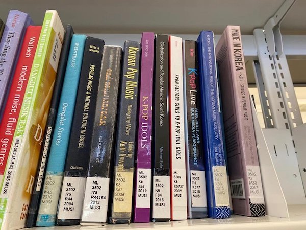 加州大学伯克利分校音乐系图书馆里收藏的五本K-pop著作，其中包括富尔的书