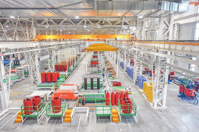 图为位于海口综保区的金盘科技数字化工厂装配车间.